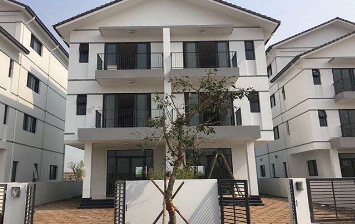 Bán gấp biệt thự đơn lập Vinhomes Thăng Long hướng Đông Bắc, DT 160m2, full nội thất hiện đại